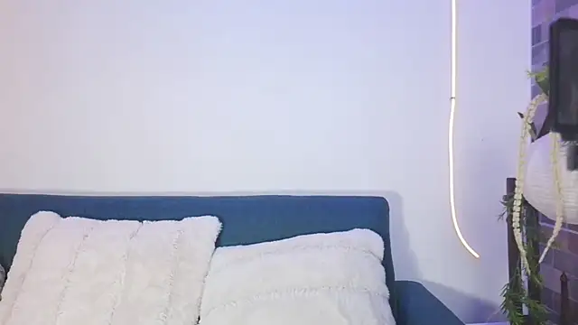 luna valen online show from April 21, 4:30 am