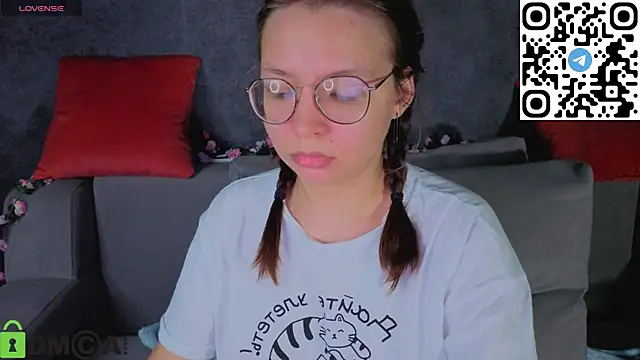 Nuura Moore online show from November 28, 1:41 am