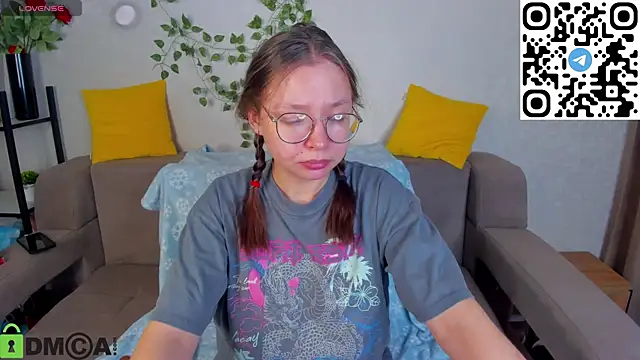 Nuura Moore online show from December 2, 1:18 am