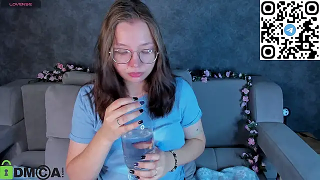 Nuura Moore online show from November 13, 1:04 am