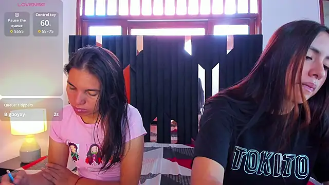 Snapshot of Sofy_and_Mia chatting on October 23, 12:33 pm Sofy and Mia online show from October 23, 12:33 pm