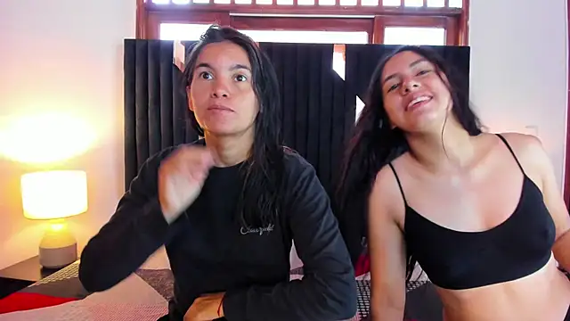 Snapshot of Sofy_and_Mia chatting on October 22, 12:32 pm Sofy and Mia online show from October 22, 12:32 pm