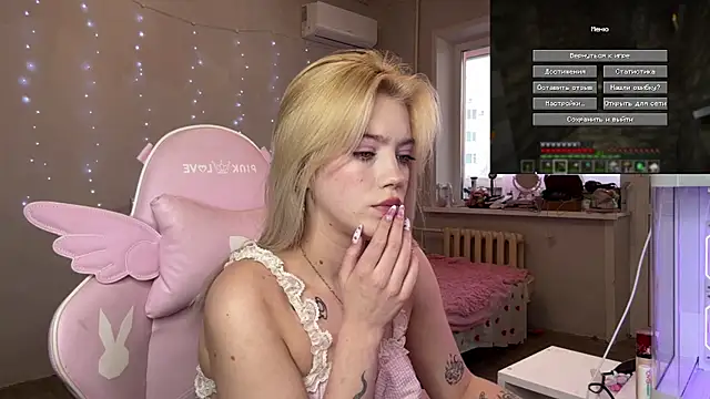 myprettylola online show from February 23, 1:43 pm