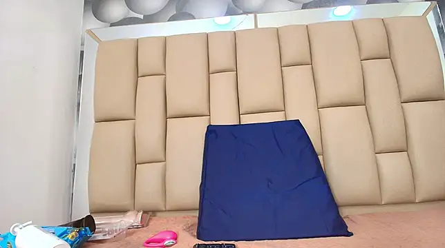 hannah teehn online show from November 25, 7:15 pm