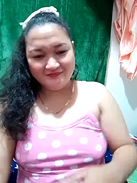 Snapshot of sweetannie13 chatting on October 14, 6:43 pm sweetannie13 online show from October 14, 6:43 pm