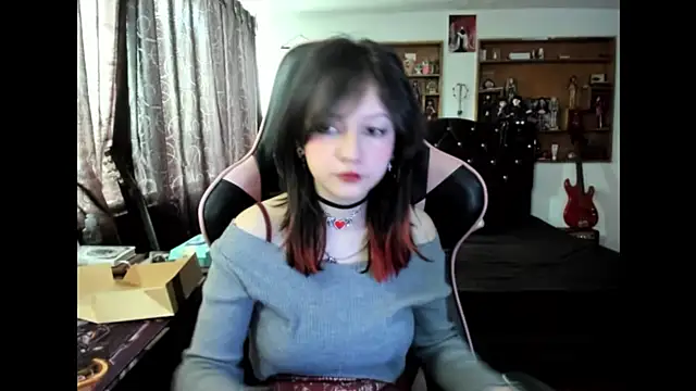 Maki Zein  online show from November 12, 5:22 pm