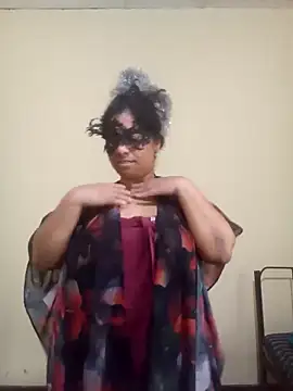 Expose Queen online show from February 20, 7:43 am