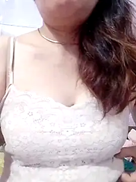 YiyinLy online show from May 8, 10:11 pm