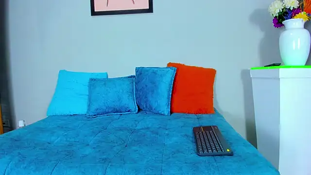 bella sstone online show from November 8, 11:59 am