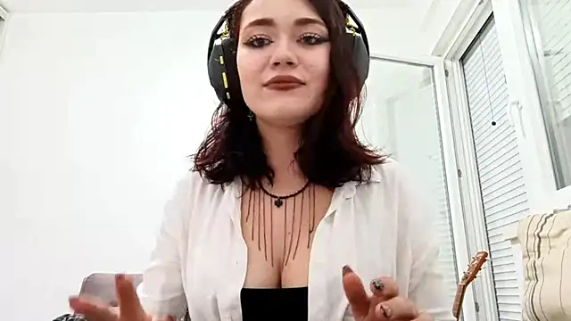 SalenaVanderhoff online show from October 18, 4:32 pm