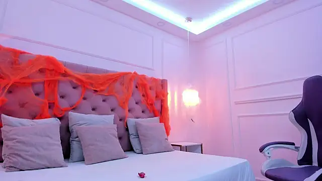  hanna bakerr  online show from October 30, 1:30 am