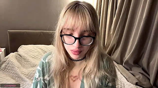 Milkmoriee online show from November 5, 3:39 pm