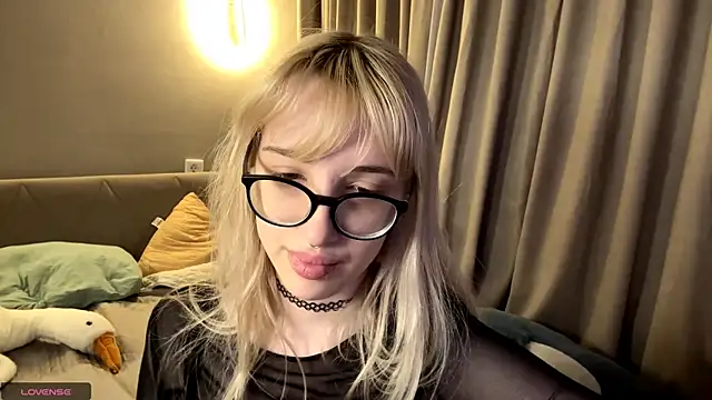 Milkmoriee online show from November 17, 4:19 pm