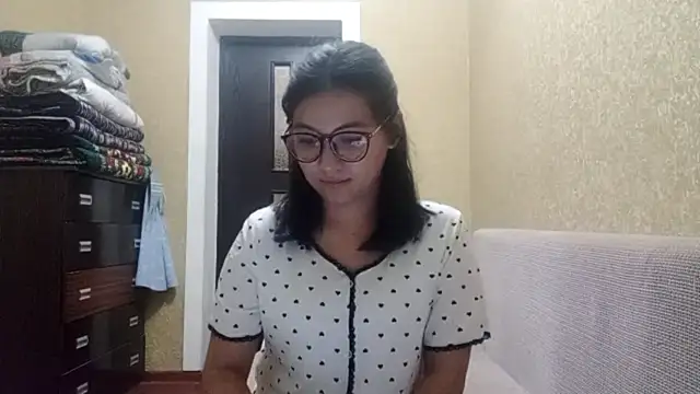 LinneaHyles online show from November 17, 1:12 pm