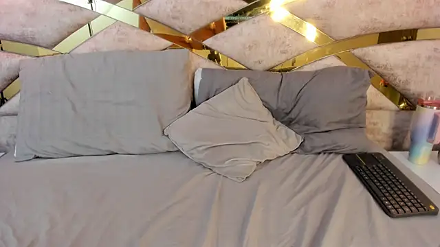 caroo giraldo  online show from October 24, 12:01 pm