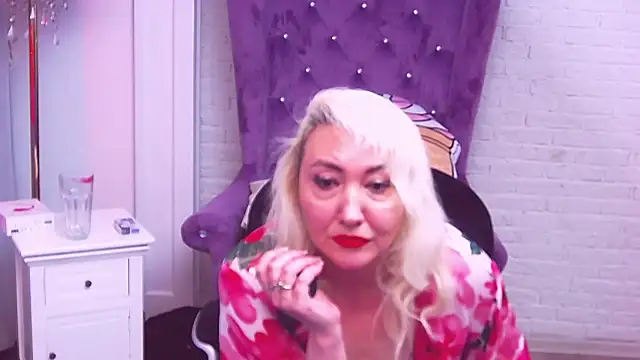 LadyKriss online show from November 6, 6:19 am