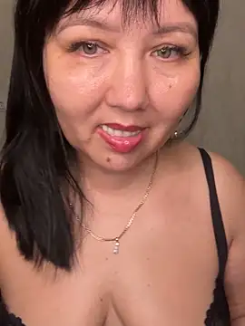 Love  Mom online show from October 19, 8:00 pm