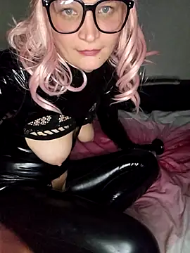 LunaXshade online show from November 10, 8:15 pm