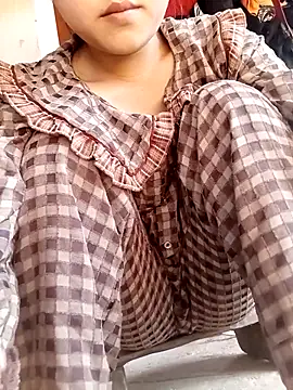 Quynhsumon online show from April 6, 8:15 am