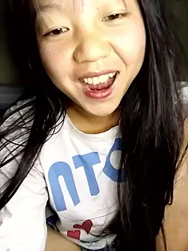 Quynhsumon online show from January 10, 3:39 pm