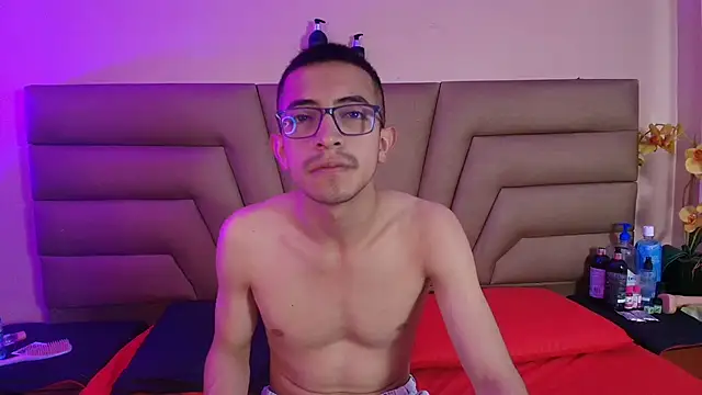 Crimsonsecretts online show from January 10, 12:10 pm