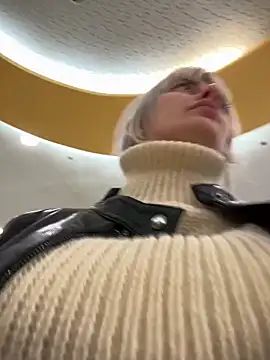 blondegirlx online show from December 20, 3:38 pm