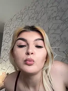 rosie-hipstergal online show from April 18, 4:20 pm