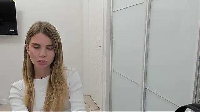 LinaBey online show from November 4, 1:49 pm