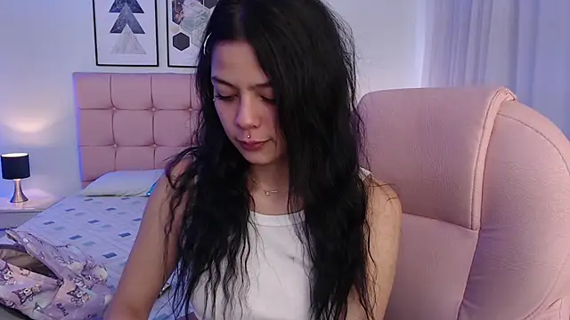 KikiVelvet online show from December 5, 6:20 pm