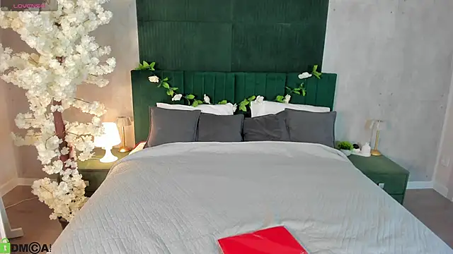 Melanie Ryer online show from December 17, 10:36 pm