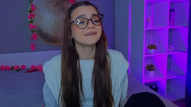 LauraHansil online show from March 17, 7:18 pm