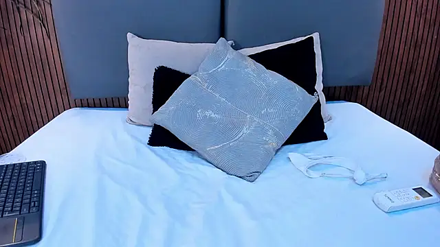 Mia Harvey online show from December 4, 8:31 pm