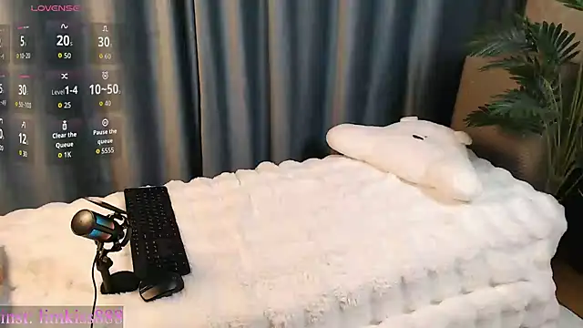 limkiss online show from November 24, 1:35 pm