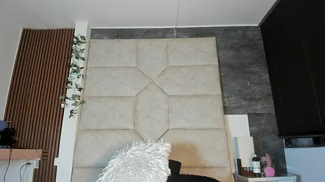 Liia Leens online show from February 14, 5:09 am