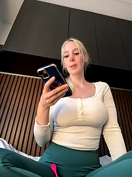 StellaCinderella online show from October 6, 3:50 pm