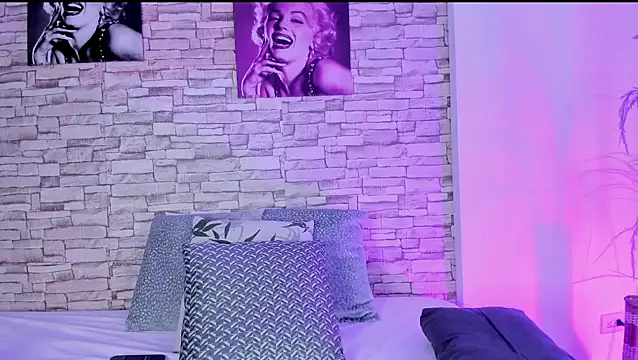 sofiaalarson online show from February 17, 1:43 pm