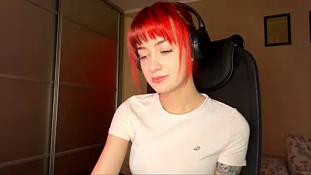 EmilySkyline online show from December 5, 7:08 am