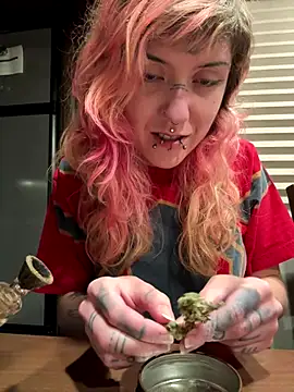 needlefaceUwU online show from November 22, 8:28 am