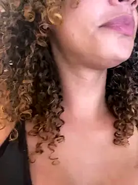 bonecaGigi online show from November 14, 4:40 pm