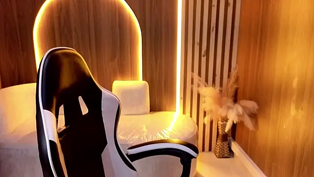 Peige Tx online show from December 15, 1:05 pm