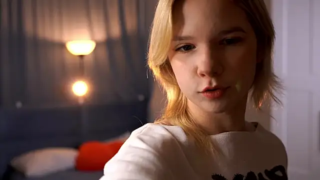 PhillisEsplin online show from December 1, 8:00 pm