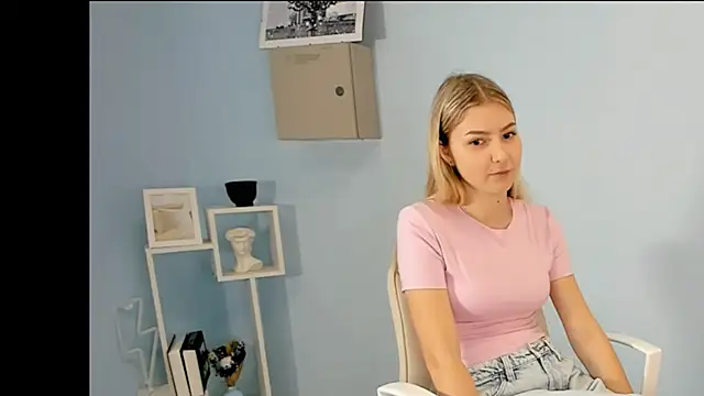 LaunaStrate online show from November 23, 7:21 am