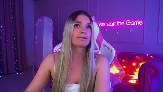 AnnyRaii online show from December 5, 6:20 pm