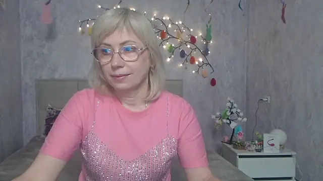 LaurenWishy online show from April 6, 5:19 am