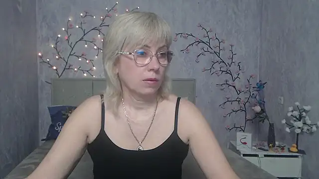 LaurenWishy online show from April 23, 5:26 am