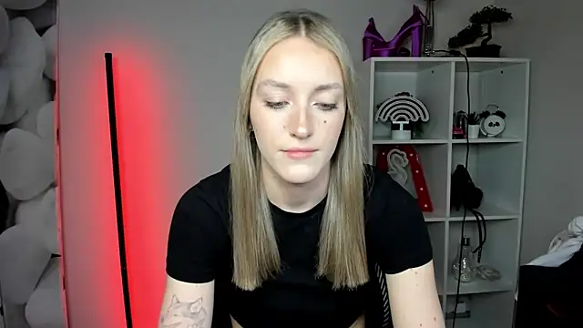 EvelynBlond online show from February 18, 1:43 pm