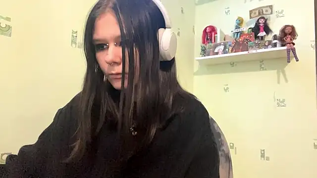 TraceeSchutt online show from December 1, 1:03 pm