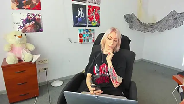 AuraliLi online show from December 17, 10:19 am