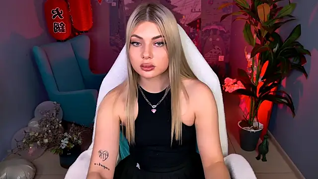 HyileyClark online show from March 2, 3:30 pm