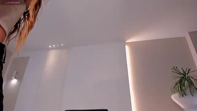 LisaFlowers  online show from December 18, 11:26 am